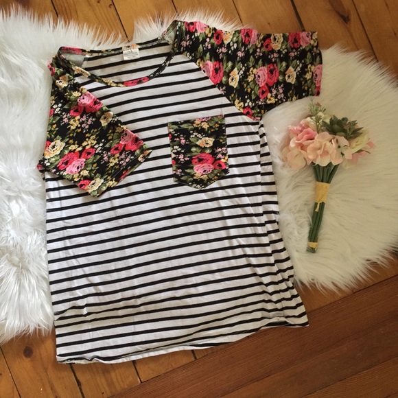 Tops - Floral Pocket Tee⛱☀️